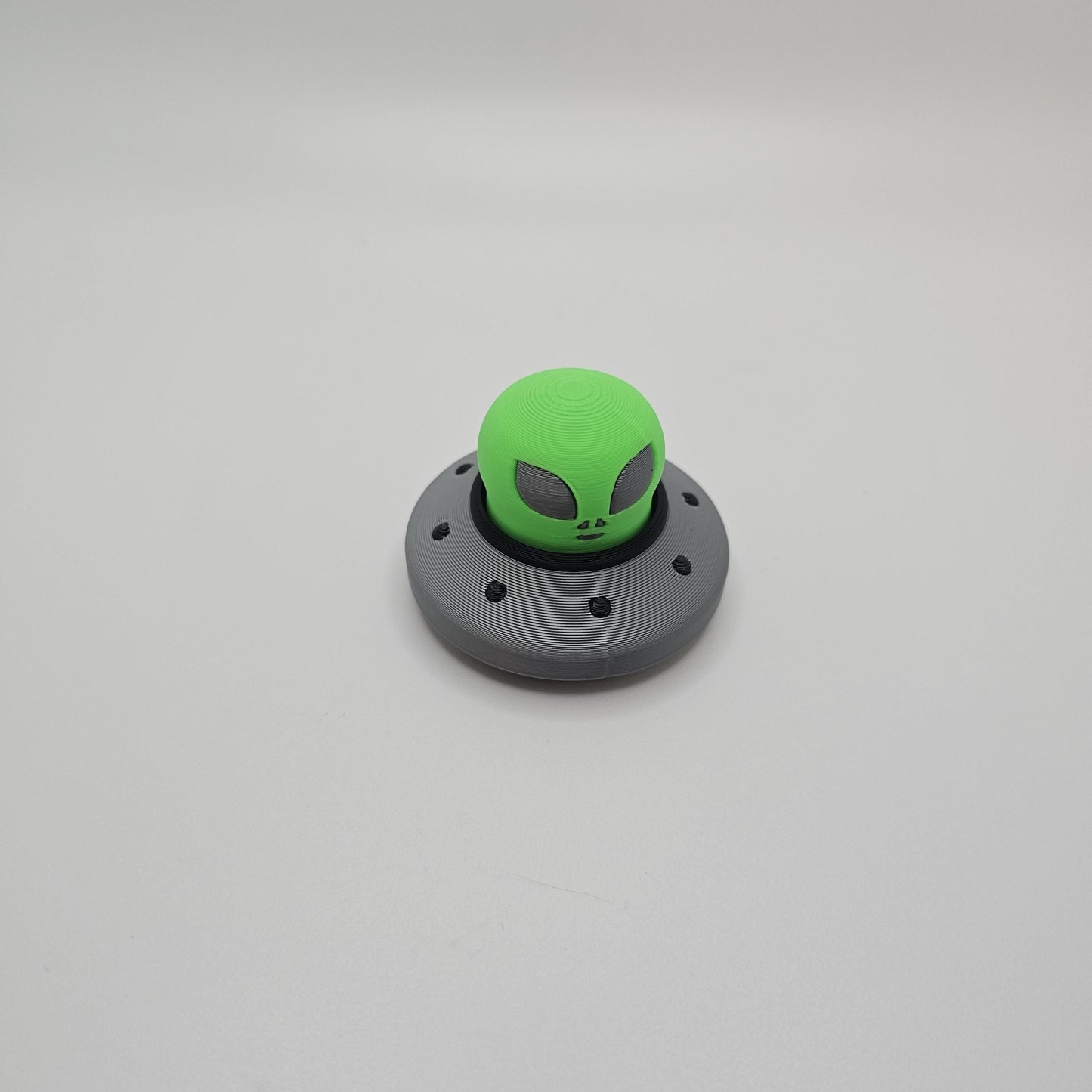 3D-Printed UFO Fidget Toy – Spinning Saucer with Clickable Alien Head